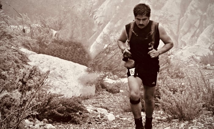 Noé Castañón running a 50k in Mexico